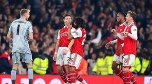 上海高度与上海速度！姚明现身F1围场，与中国车手周冠宇热聊.